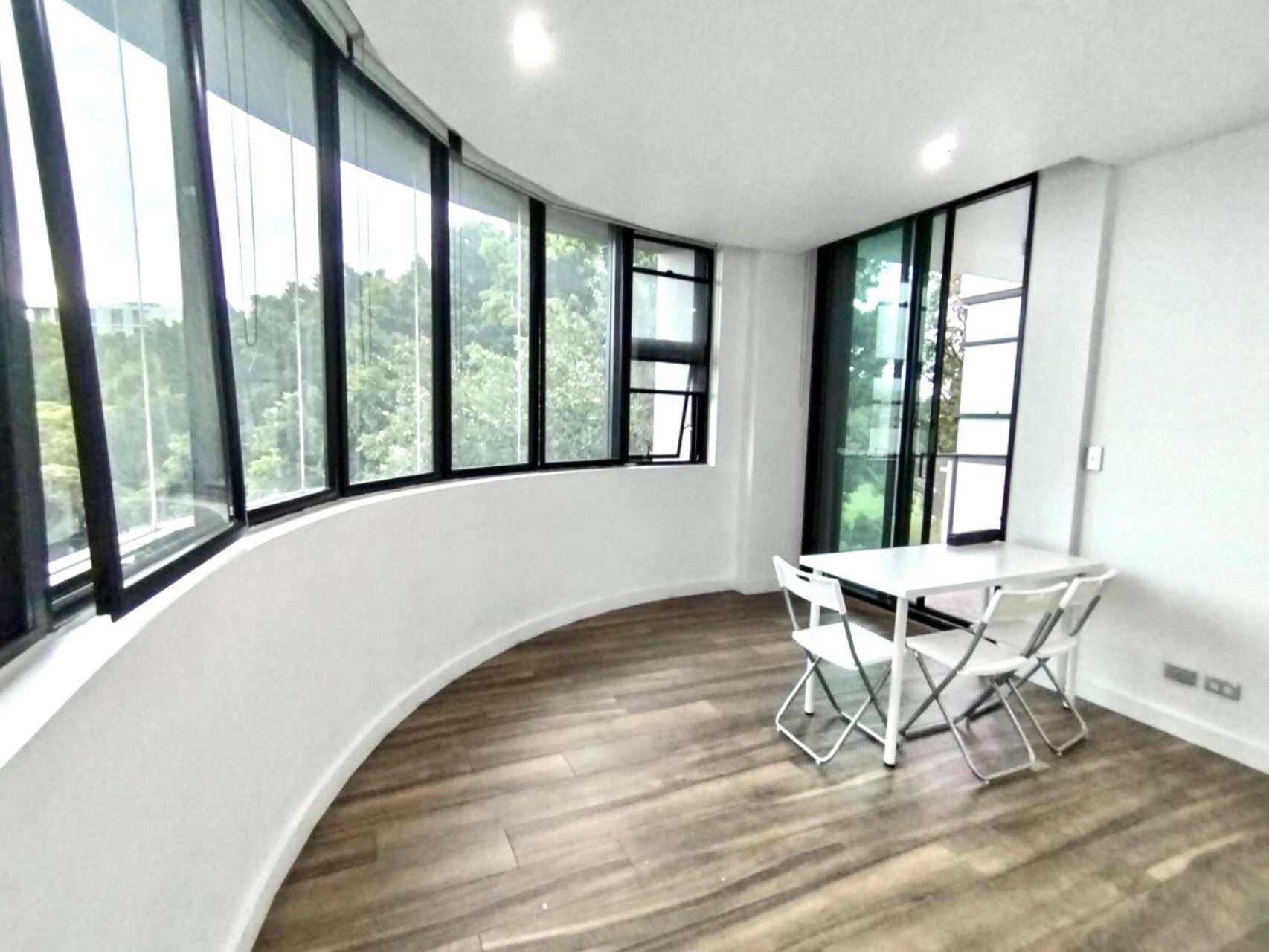 Premium Location In Centre With Free Swimming Pool & Gym Homestay